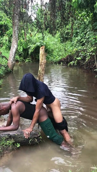 Des garçons nigérians se font surprendre en train de baiser dans une rivière marécageuse avec des buissons qui les entourent