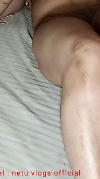 Orta yaşlı seksi kadın güzel seksi vücudunu gösteriyor ve amcığını parmaklıyor