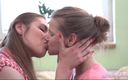 SapphoFilms - By Nikoletta Garian: Дві справжні дівчини-лесбіянки цілуються - 17
