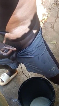 Un tip din Africa se ascunde în vecinii în aer liber băi apoi eliberează ejaculări masive