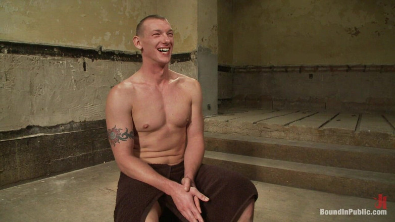 Bound in public: El luchador es follado por una multitud cachonda en un...