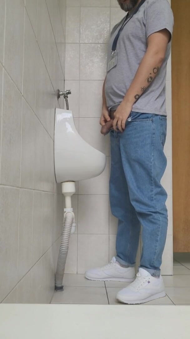 Wanker forever: Ngocok berisiko di urinoir di kantor