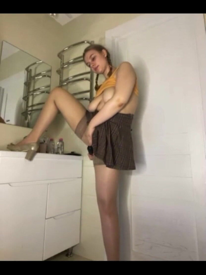 JuiceLussie: Adik tiri saya berkongkek dengan dildo besar di bilik air