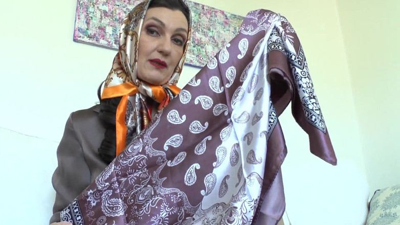 Lady Victoria Valente: Ekscytujące satynowe szaliki! Lady Victoria Valente