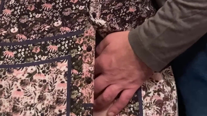 PriyaNaavya: 変態の老人が市バスで学生のアソコを擦る