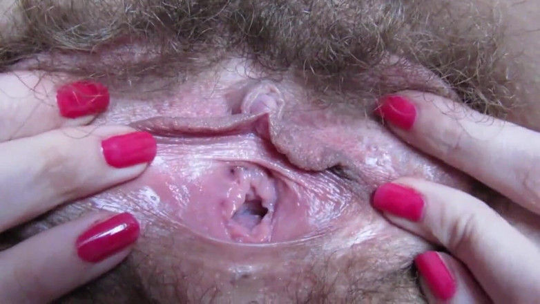 Angelinga: Hairy pussy is not an obstacle to clit play