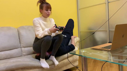 Petite Princesses Femdom: GraczKa Kira w leginsach używa niewolnika z krzesła podczas zabawy