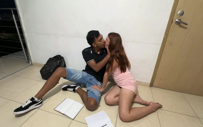LILY_PUP: Eu convido minha amiga latina sexy para o meu apartamento...