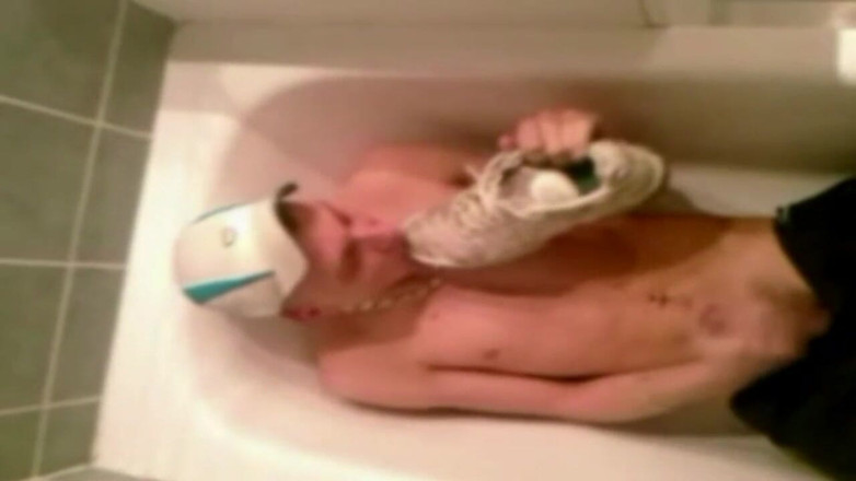 Sneaker gay: Sneakers solo and piss masturbation at home