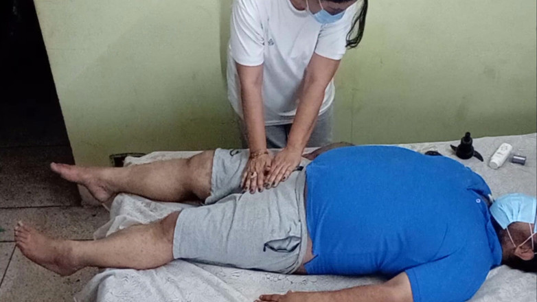 aliabegum: Y tá vú to giúp bệnh nhân trên bàn khám -...