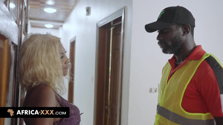 Africa-XXX: สาวแอฟริกันนมยักษ์ช่วยตัวเองต่อหน้าคนส่งของ