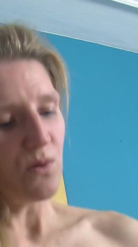 Două mame sexy frumoase adoră să împartă o singură pulă în pizdele lor