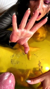 Lesklý Nafukovací balón fetiš. Kouření kůže, spitting a dvojité lízání spermatu