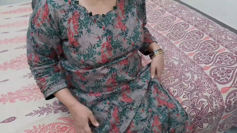 QueenbeautyQB: 인도 의붓여동생은 계모가 자신의 행동에 화가 났을 것이라고 느꼈습니다 - 힌디어 오디오