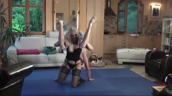 European Lift and Carry Club: Hete babe in sexy lingerie in worstelspel
