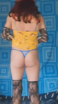 私のセクシーな小さな黄色のドレスと青いパンティーのティーザー