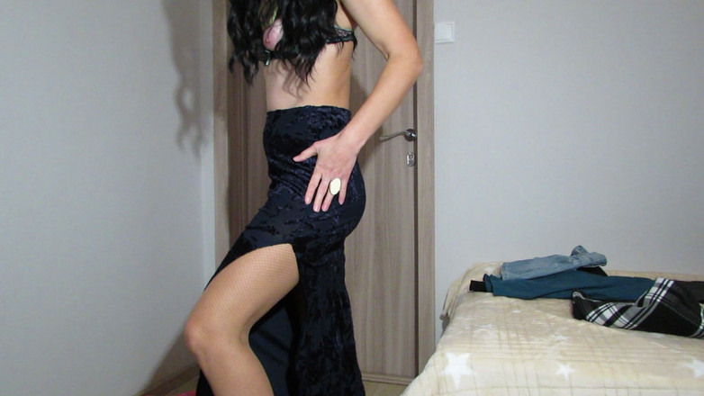 SexyAnka: Külotsuz ve açık meme uçlu sutyenli bir bayan tarafından etek...
