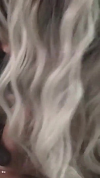 Pot fi curva ta fierbinte? Oral în gât adânc cu vibrator