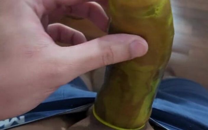 Lk dick: Enorm kuk som runkar av med färgstark kondom
