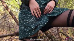 Stacy Starando: Aku mergokin gadis aneh ini lagi asik masturbasi di hutan...