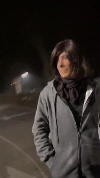 Crossdresser em diferentes máscaras faciais de nylon (encasement)