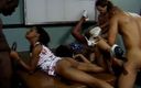 Real Swingers: Chicas de ébano picantes se las follan en sus coños mojados