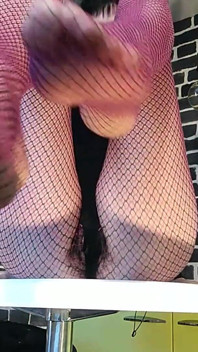 Mamă sexy rusoaică dansează și se masturbează, terminând strălucitor în ciorapi Ginnagg