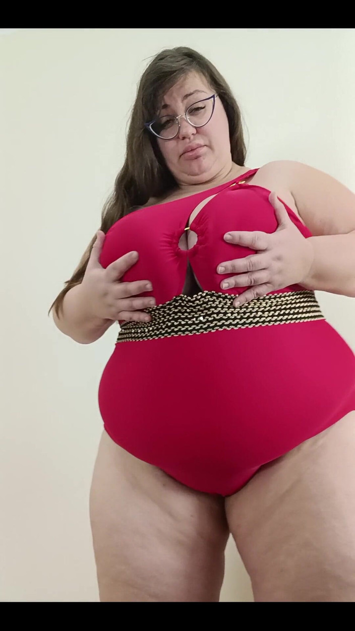 Nina Doll: 새로운 빨간 수영복