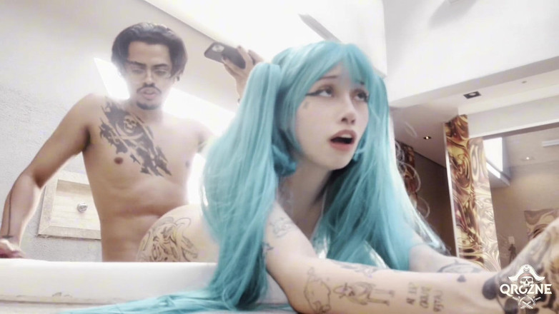 QroZne Studios: PAWG Hatsune Miku Cosplay Ft. Amberzinha