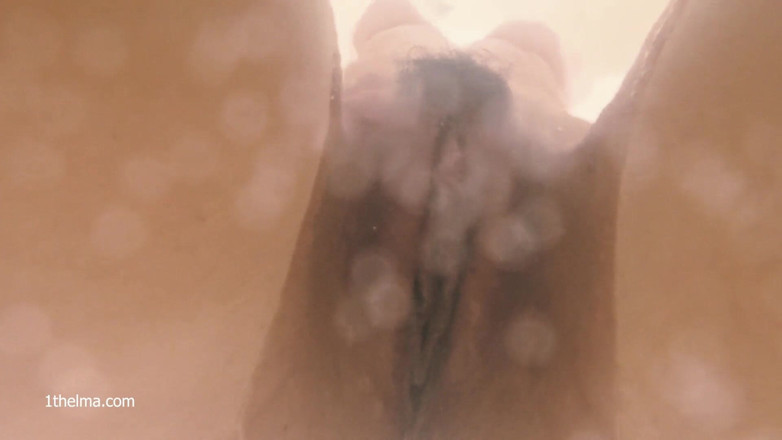 1THELMA: Onderwater masturbatie en orgasme