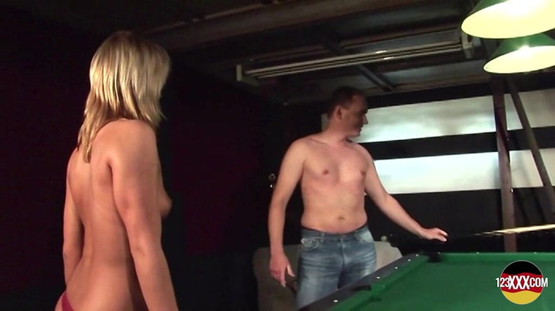 123XXX - 100% Amateurs: Curvă blondă din Germania care arată cum se face