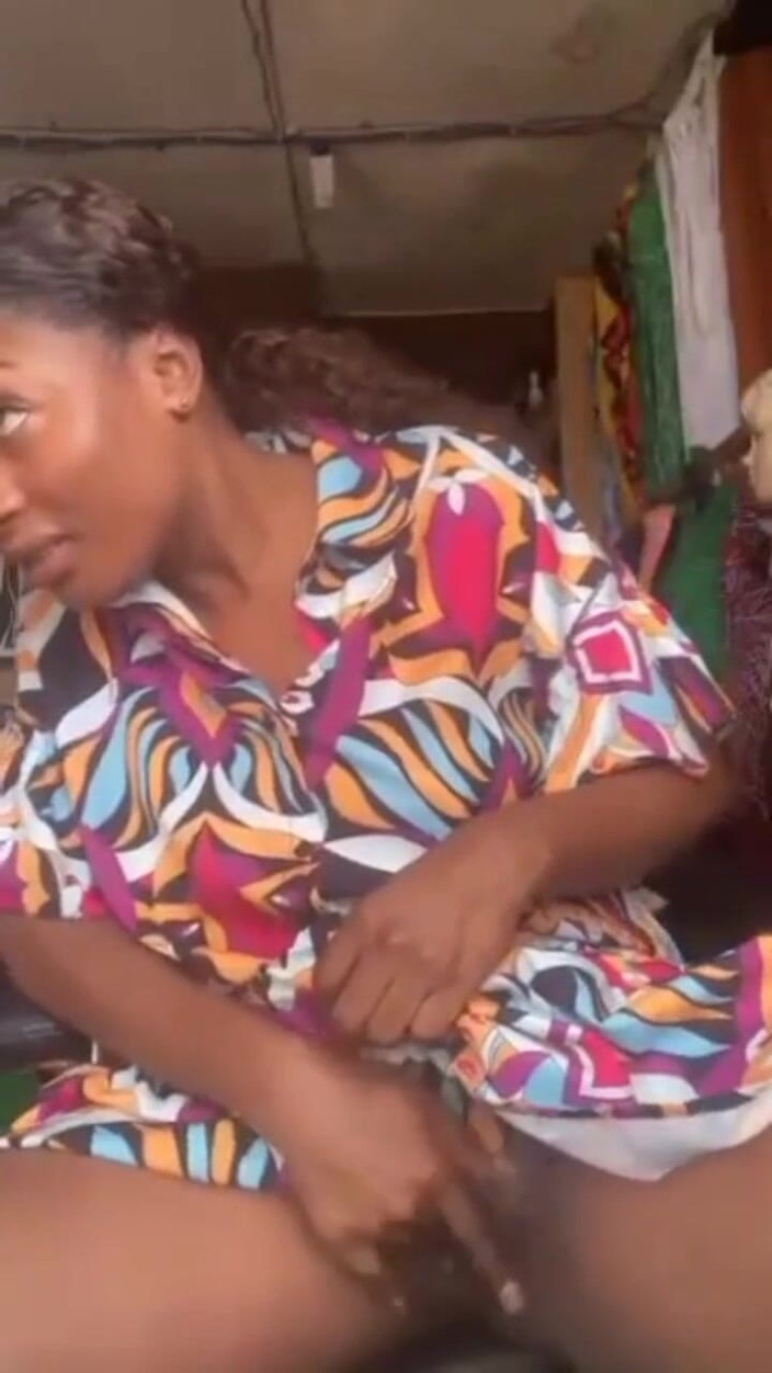 Me and my new slut: 淫荡妈妈在她的商店里自慰，公共掌握糖妈妈