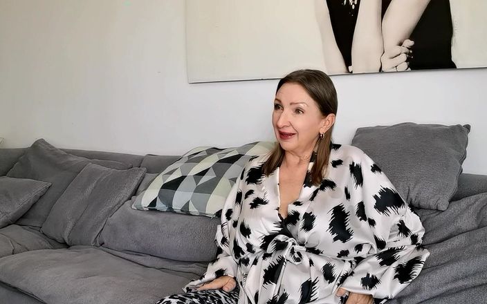 MariaOld: Você pegou sua madrasta se masturbando e ela te mostrou...