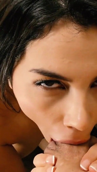 Valentina Nappi дает ее отчиму работу лизанием, чтобы обеспечить работу!