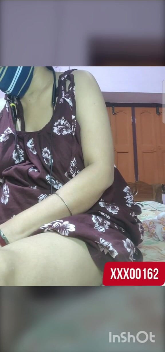 xxx00162: Desi Bhabhi ukazuje svou kundičku, když ležela na posteli