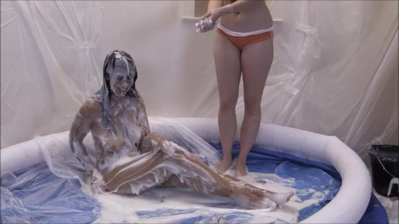 Gunked up girls: Dani เงี่ยนแตกแล้วโดนแตกครีม