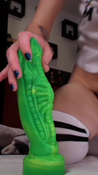 Protahování kundičky s Cool Alien Dildo