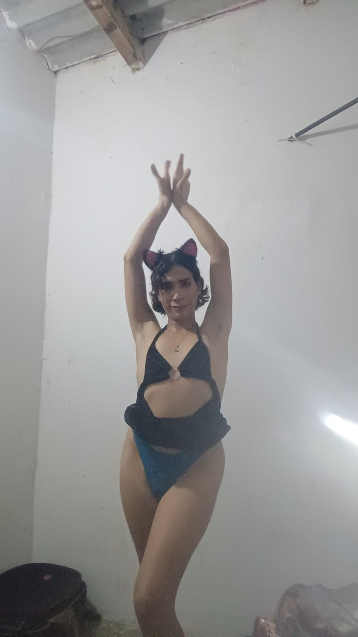 Femboy from Colombia: 黒い服を着て、この女の子が踊りを踊る