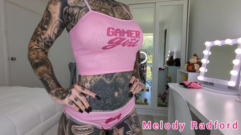 Melody Radford: Rosa gamer-mädchen dessous probieren melodie radford an