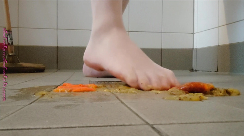 Carmen_Nylonjunge: Jogo de pé na meia-calça com frutas