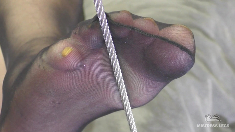 Mistress Legs: Brincalhonas de nylon deslizando em uma barra de ferro