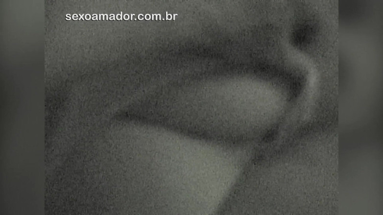 Amateurs videos: L'uomo registra il video della sposa che riposa mezza nuda...