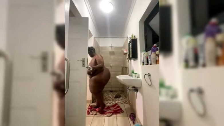 Legendary Booty Overdose: Bella donnona ebano in allattamento che si fa una doccia...