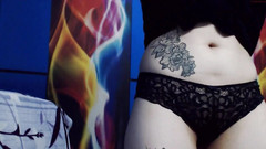 Stacy Moon: Ditalino anale e footjob per un enorme dildo da una...