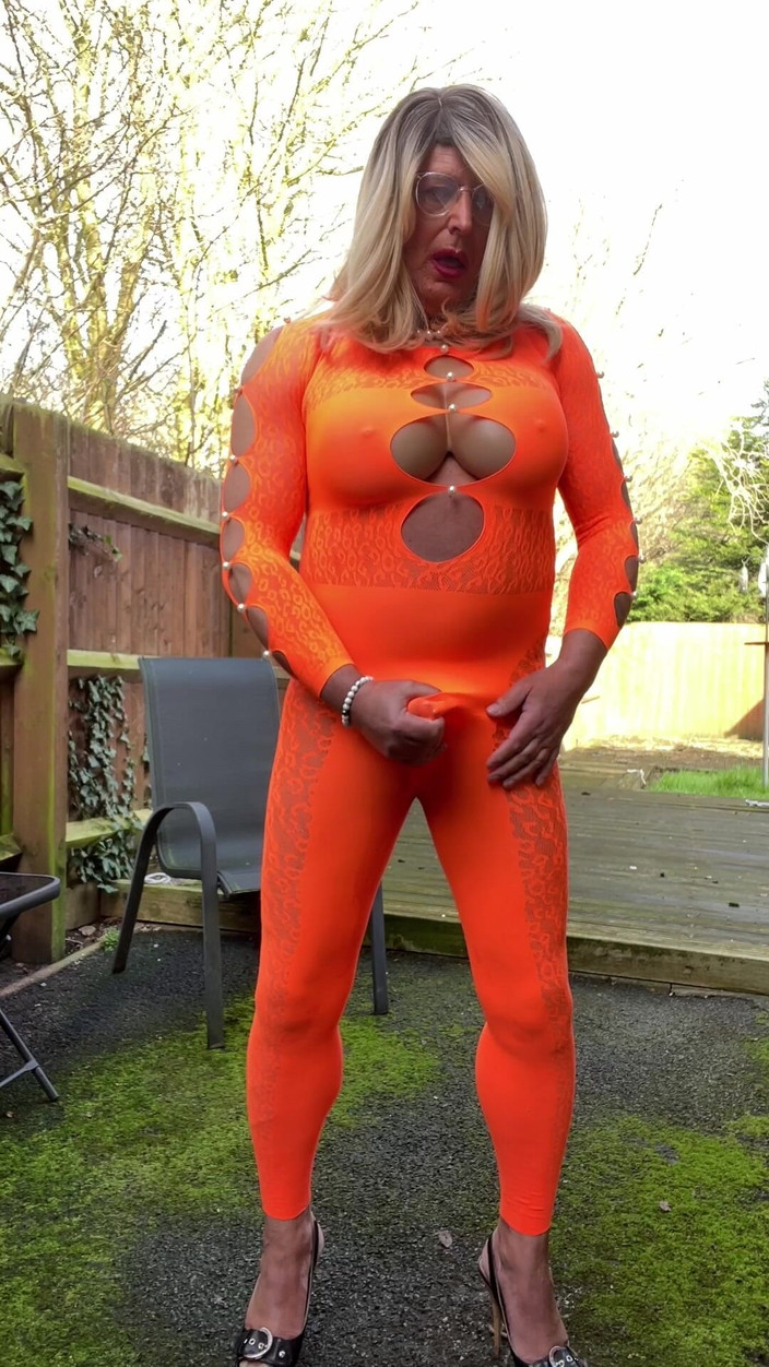 Kellycd2022: Amatir crossdresser kellycd2022 milf seksi kencing di bodysuitku