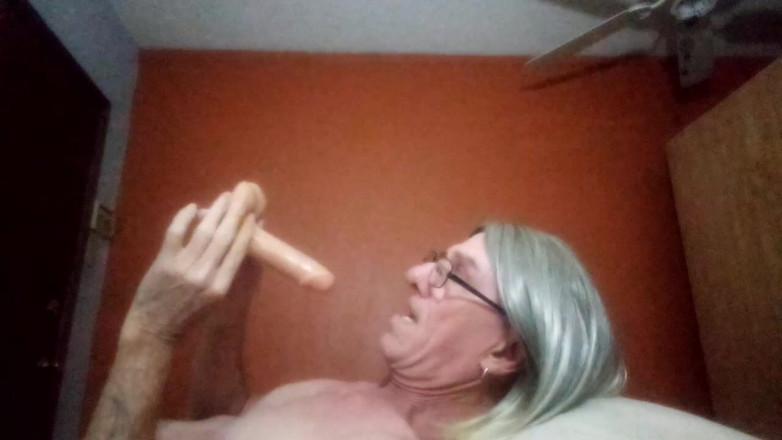 loveitall123499: Spelen met mijn dildo tijdens het neuken en zuigen