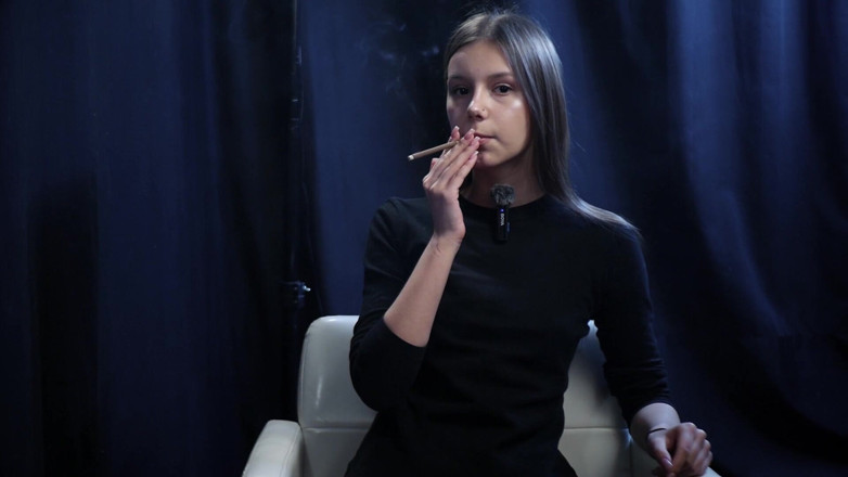 Russian Smokers: Молодая Девушка Курит Соло В Спокойной Студийной Сессии С Медленными Выдыхами
