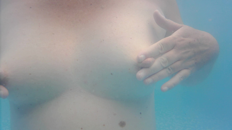 SimoneLive1: Груди в басейні