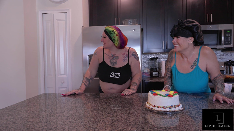 Livie Blainn: Cake eten uitta-taart met een speciale kaars om te pijpen