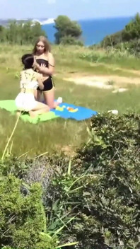 Sasha Rose和daniella Margot热辣的户外女同性爱